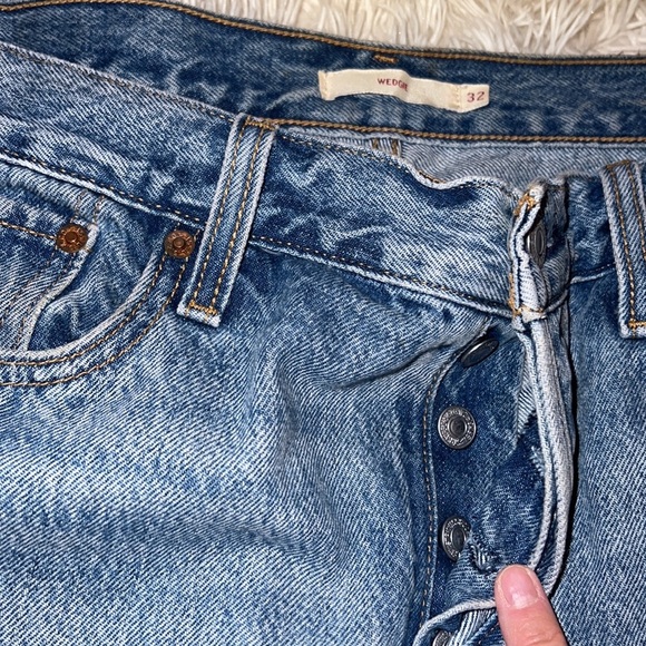 Levi’s womens wedgie raw hem jeans - Picture 4 of 6